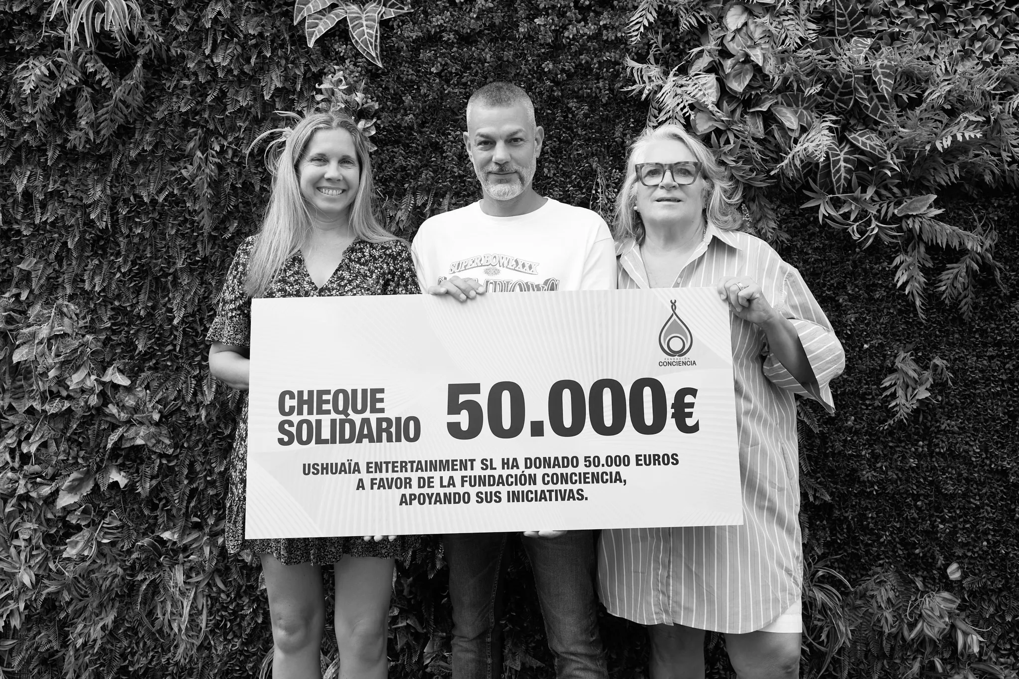 Yann Pissenem presents a cheque to Fundación Conciencia, led by Marisina Marí and Alba Pau at Ushuaïa Ibiza